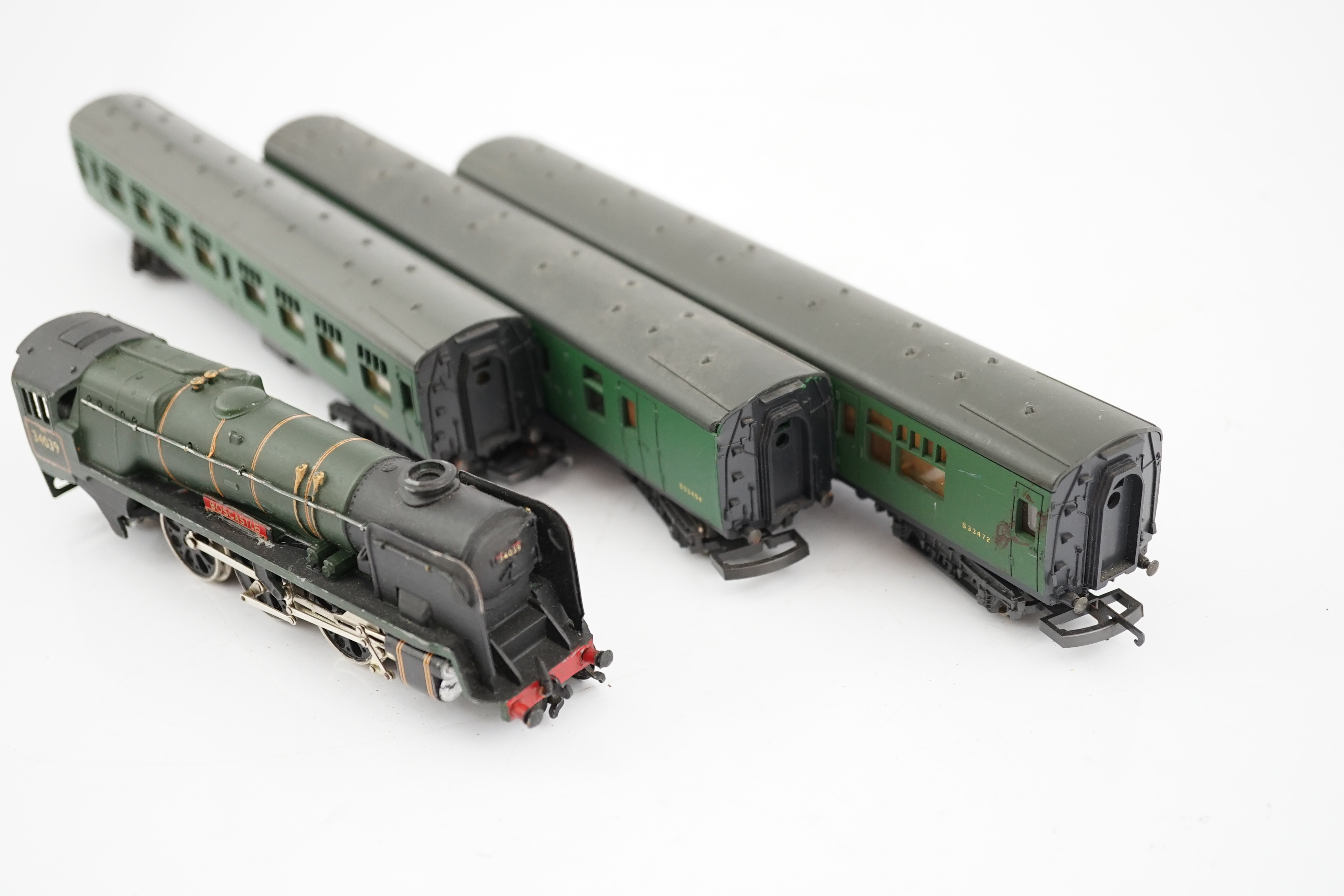 Sixteen 00 gauge model railway items by Hornby, Lima, etc. including a BR West Country Class 4-6-2, Boscastle, together with fifteen bogie coaches in Southern and Great Western livery